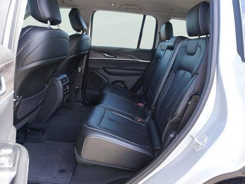 Used 2024 Jeep Grand Cherokee Limited RWD image 40