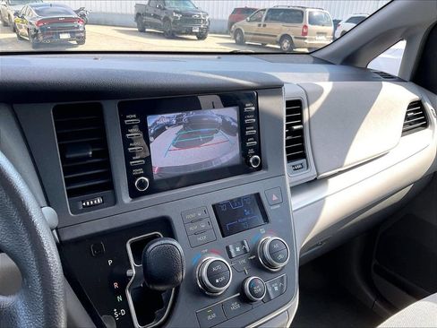 Used 2019 Toyota Sienna L w/ Carpet Mat Package FWD image 17