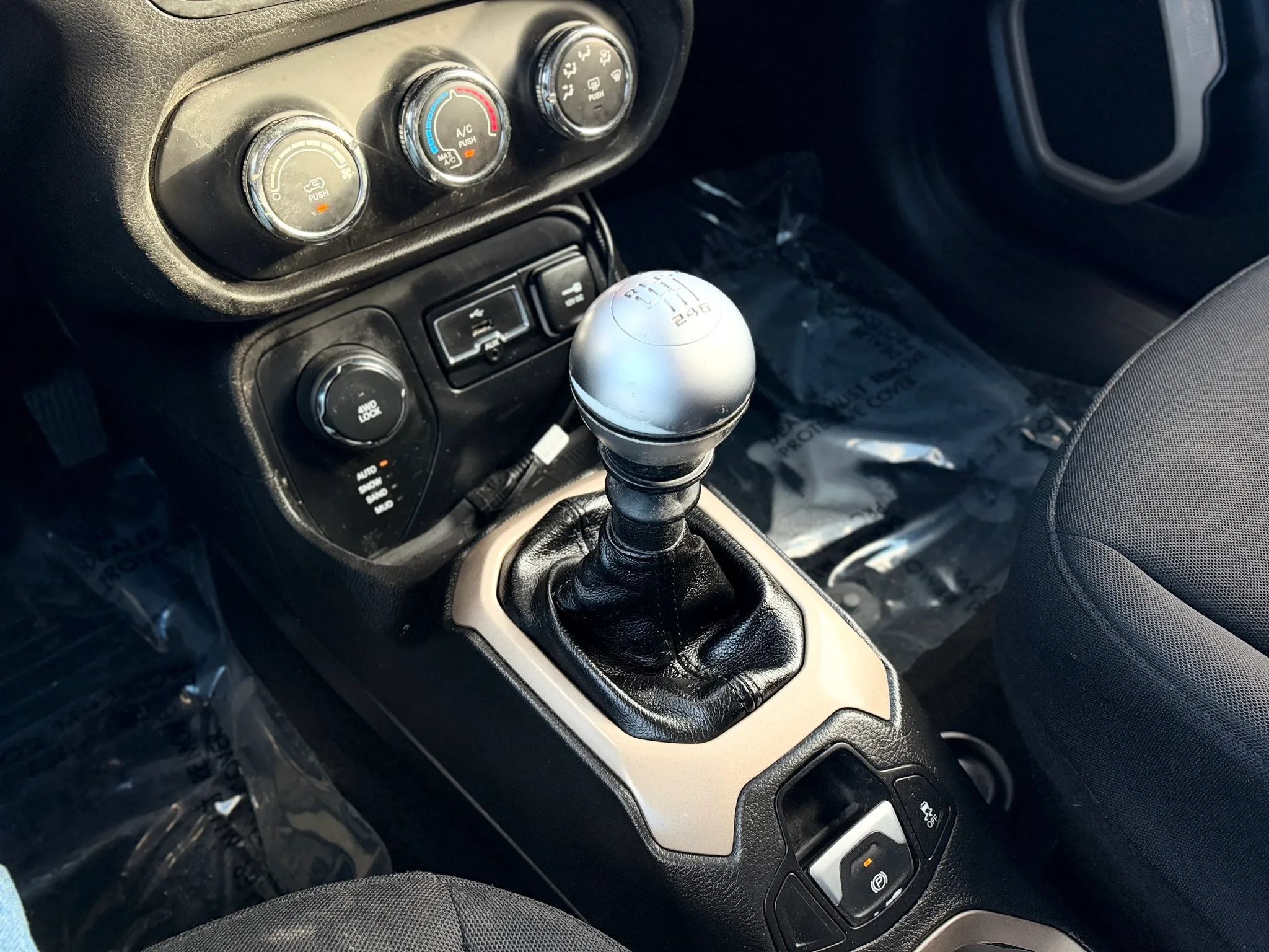 Used 2015 Jeep Renegade Latitude w/ Cold Weather Group II AWD/4WD image 33