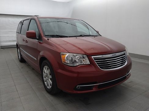 Used 2016 Chrysler Town & Country Touring FWD image 13