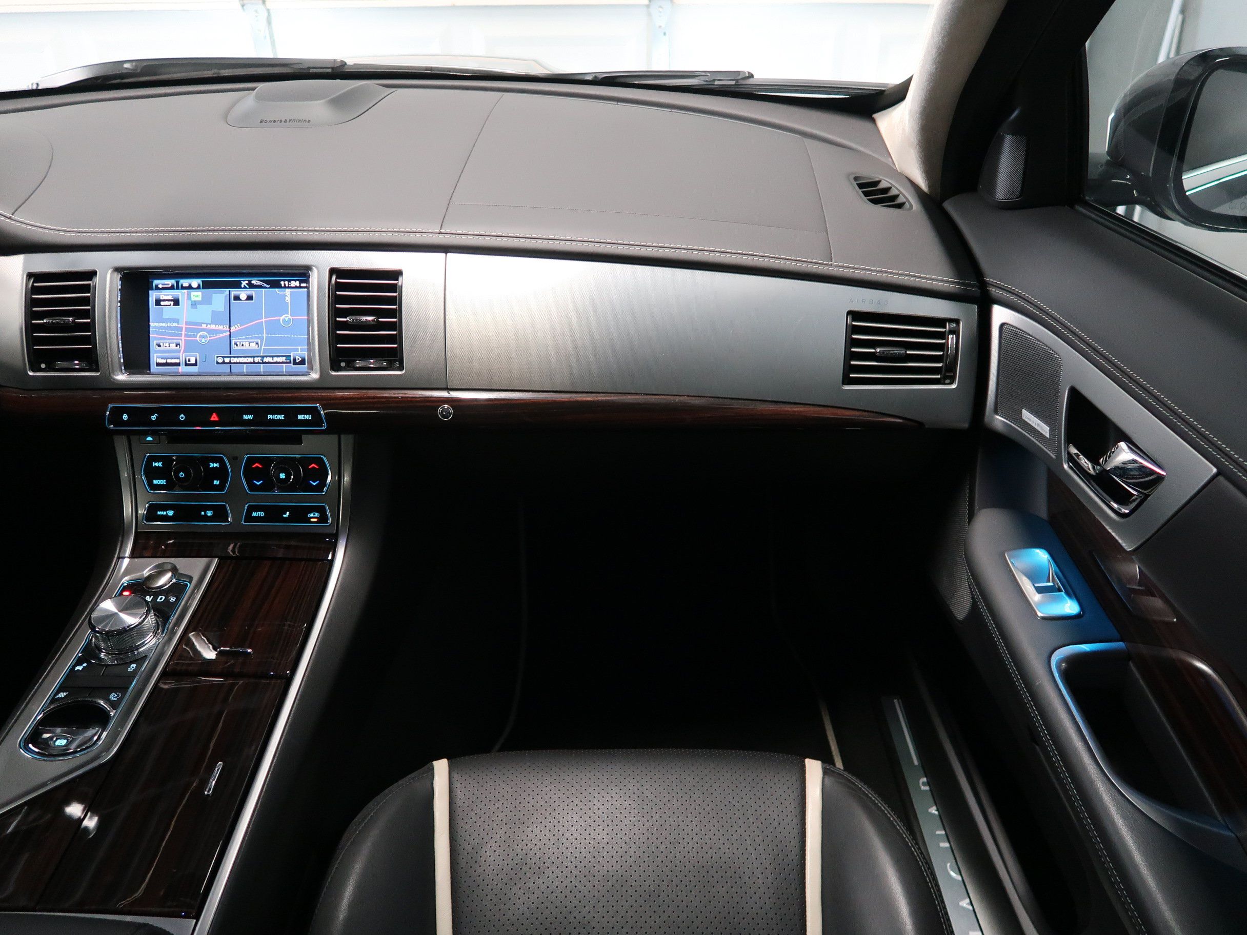 Used 2012 Jaguar XF Portfolio RWD image 15