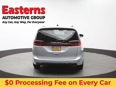 Used 2024 Chrysler Pacifica Touring-L FWD image 39