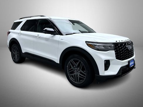 Used 2025 Ford Explorer ST-Line w/ ST-Line Street Pack image 3