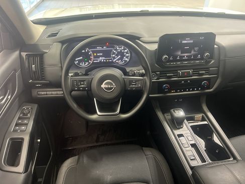 Used 2024 Nissan Pathfinder S image 7