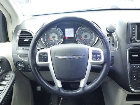 Used 2016 Chrysler Town & Country Touring w/ Driver Convenience Group FWD image 24
