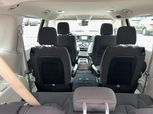 Used 2023 Chrysler Voyager LX image 10