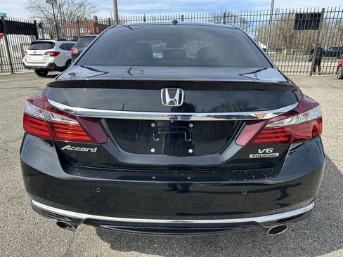 Used 2017 Honda Accord Touring image 6