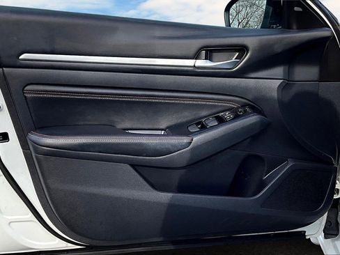 Used 2023 Nissan Altima 2.5 SR w/ SR Premium Package image 12