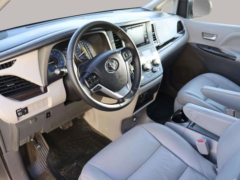 Used 2019 Toyota Sienna XLE image 16
