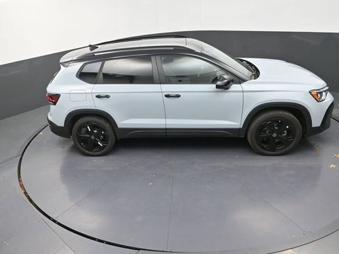 New 2026 Volkswagen Taos SE image 18