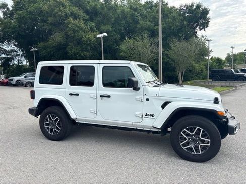 Used 2025 Jeep Wrangler Unlimited Sahara AWD/4WD image 5