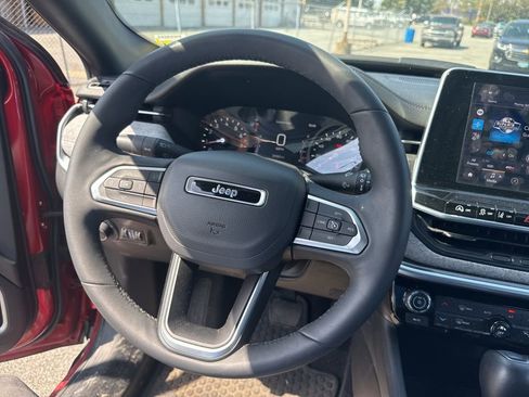 Used 2025 Jeep Compass Latitude w/ Sun & Sound Group image 17