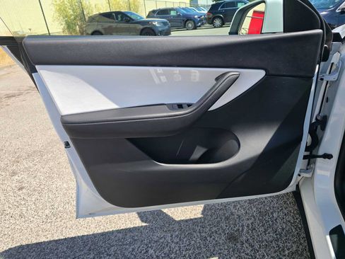Used 2021 Tesla Model Y Long Range AWD/4WD image 19
