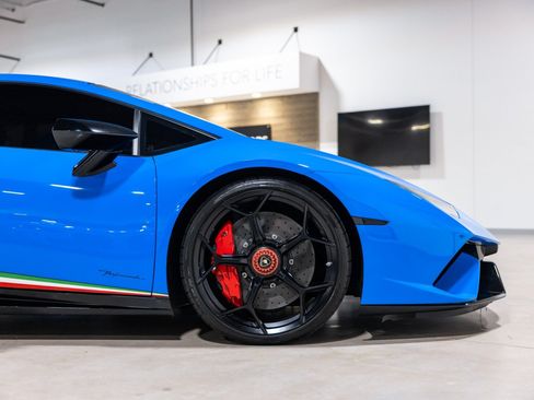 Used 2018 Lamborghini Huracan Performante AWD/4WD image 27