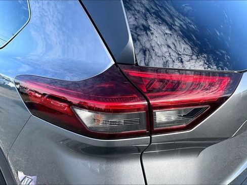 Used 2024 Nissan Rogue SV image 23