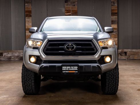 Used 2021 Toyota Tacoma SR5 RWD image 2