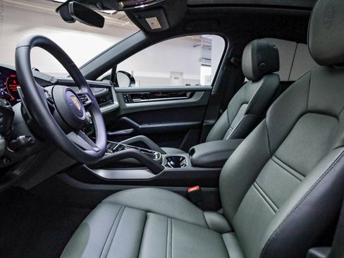 Used 2025 Porsche Cayenne S image 22