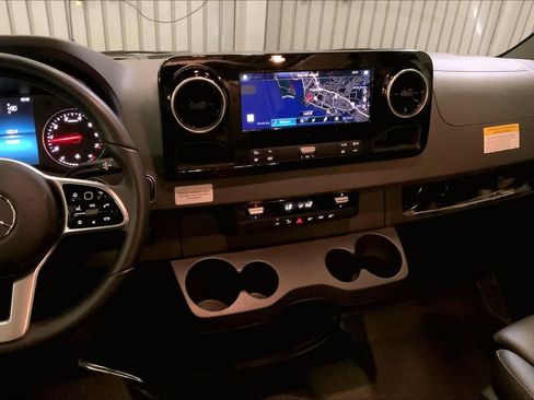 Used 2021 Mercedes-Benz Sprinter 2500 image 23