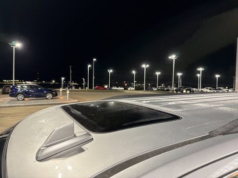 Used 2017 GMC Yukon XL SLT image 3