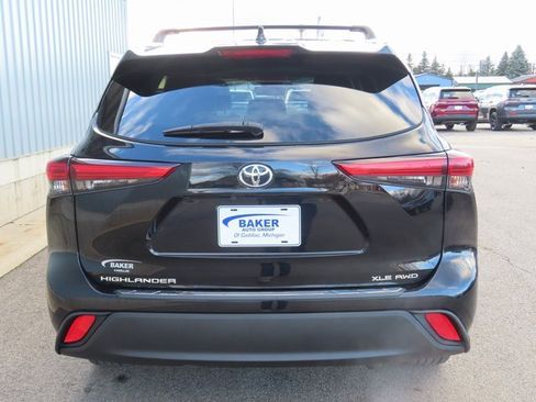 Used 2020 Toyota Highlander XLE image 10