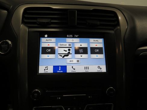 Used 2018 Ford Fusion SE image 19