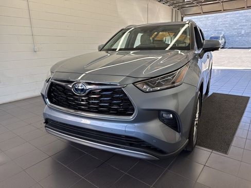 Used 2023 Toyota Highlander Platinum image 3