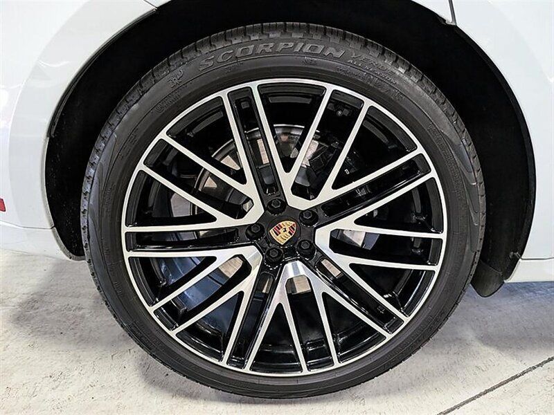 Used 2024 Porsche Macan GTS w/ Sport Chrono Package AWD/4WD image 13