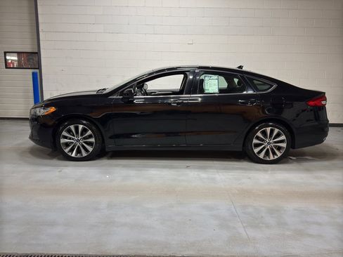 Used 2019 Ford Fusion SE image 2
