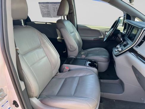 Used 2017 Toyota Sienna XLE w/ XLE Navigation Package AWD/4WD image 17