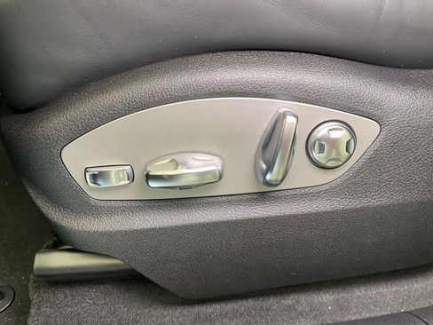 New 2025 Porsche Macan Base image 17