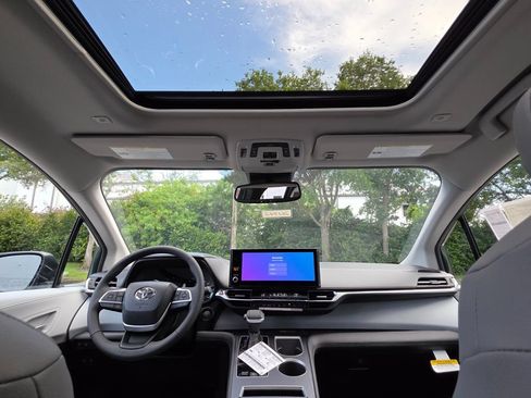 New 2026 Toyota Sienna XLE FWD image 4