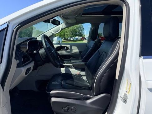 Used 2022 Chrysler Pacifica Limited FWD image 7