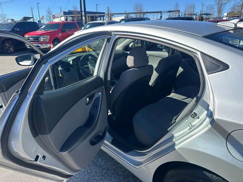Used 2016 Hyundai Elantra SE FWD image 16
