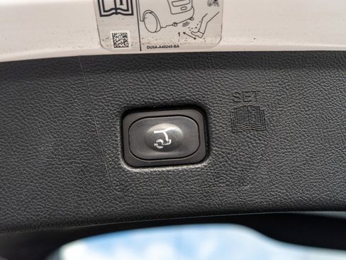 Used 2019 Ford Edge Titanium w/ Equipment Group 301A AWD/4WD image 10