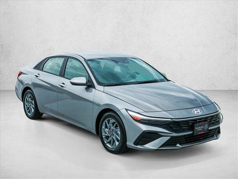 Used 2024 Hyundai Elantra SEL FWD image 3