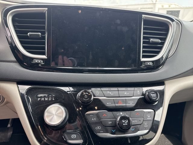 Used 2023 Chrysler Pacifica Touring-L FWD image 15