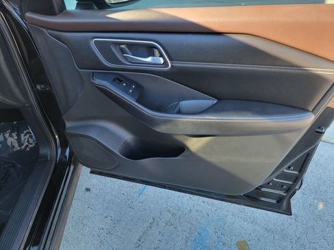 Used 2021 Nissan Rogue SV w/ Premium Package image 11