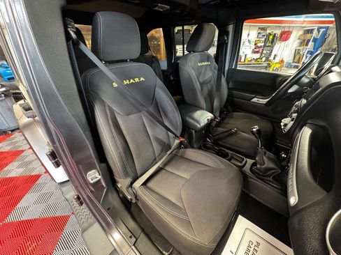 Used 2014 Jeep Wrangler Unlimited Sahara w/ Connectivity Group AWD/4WD image 9