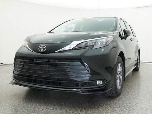 New 2026 Toyota Sienna XLE FWD image 18