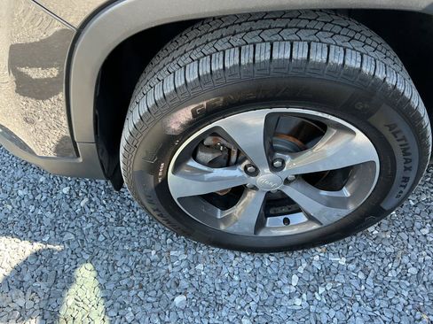 Used 2019 Jeep Cherokee Limited w/ Technology Group AWD/4WD image 25