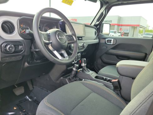 Used 2025 Jeep Wrangler Unlimited Sahara AWD/4WD image 19