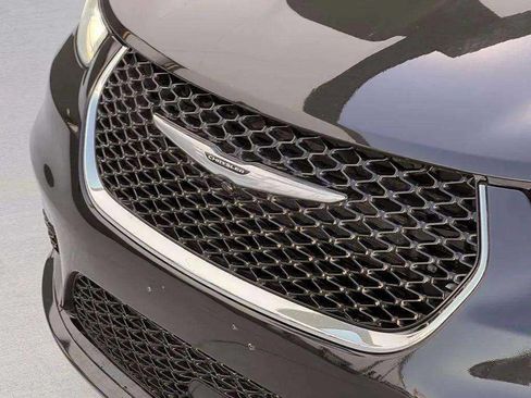 Used 2022 Chrysler Pacifica Touring-L FWD image 38