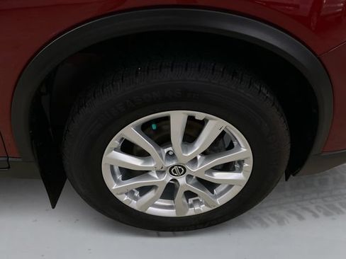 Used 2018 Nissan Rogue SV w/ Sun & Sound Touring Package AWD/4WD image 17