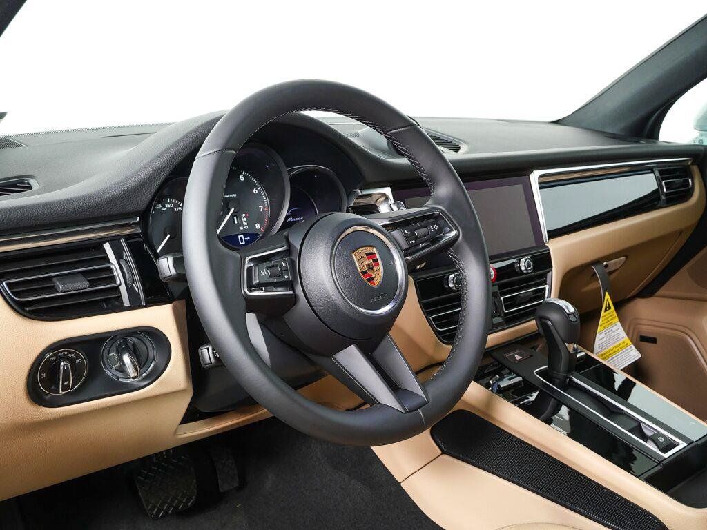 Certified 2026 Porsche Macan AWD/4WD image 4