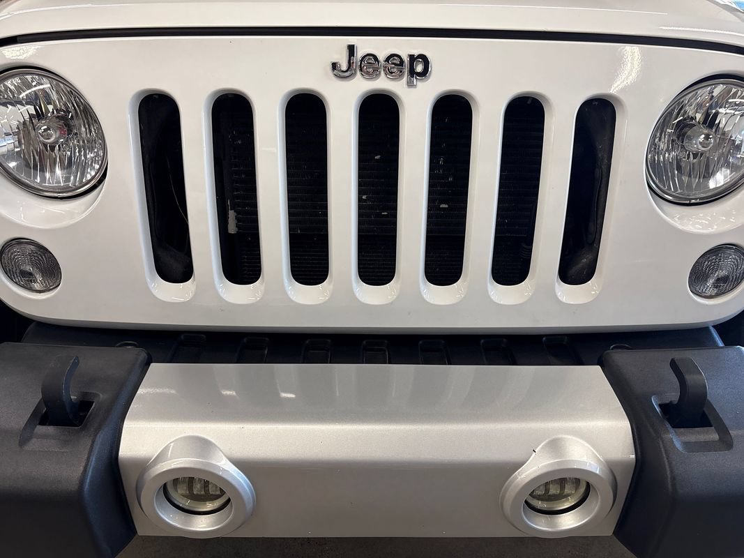 Used 2015 Jeep Wrangler Unlimited Sahara w/ Connectivity Group AWD/4WD image 21