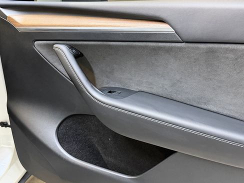 Used 2023 Tesla Model Y 2WD image 40