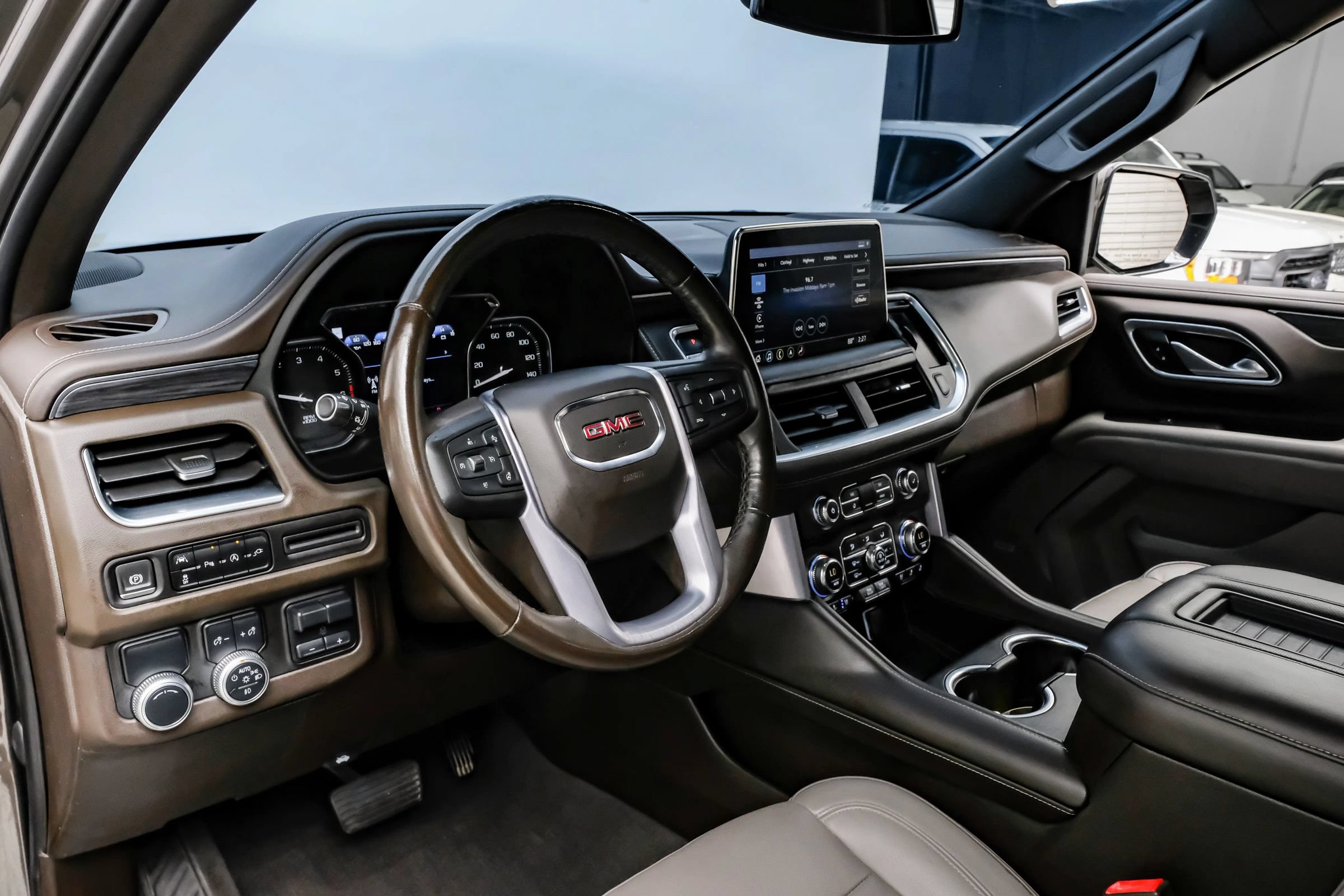 Used 2021 GMC Yukon SLT w/ SLT Luxury Plus Package RWD image 2