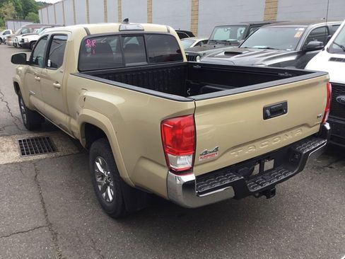 Used 2016 Toyota Tacoma SR5 w/ SR5 Appearance Package (SN) AWD/4WD image 4