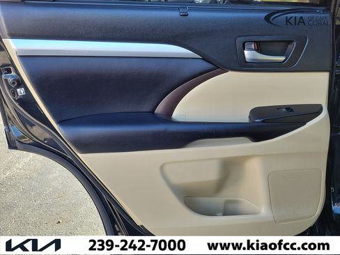 Used 2019 Toyota Highlander XLE FWD image 17