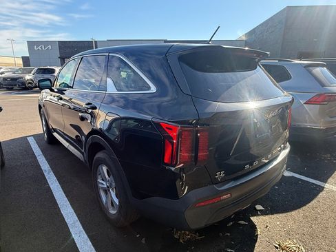 Certified 2022 Kia Sorento LX image 4